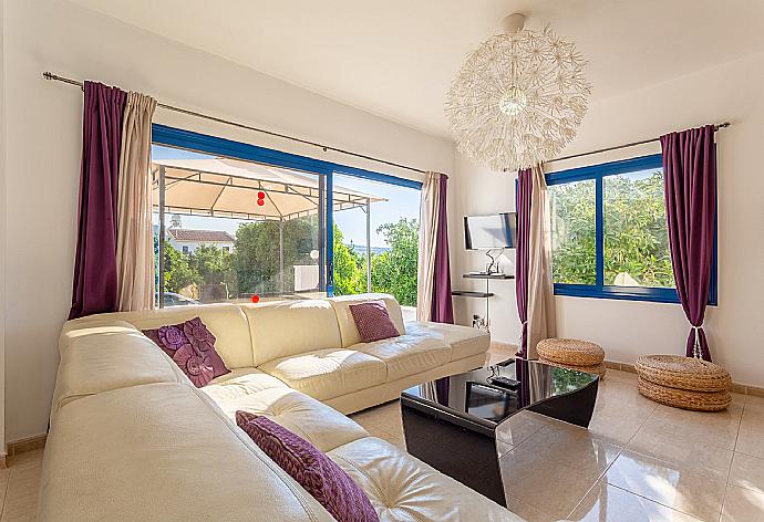 Open-plan living room with dining area, kitchen, terrace access, WiFi Internet, TV, and DVD player . - Villa Charoula Tessera . (Galleria fotografica) }}