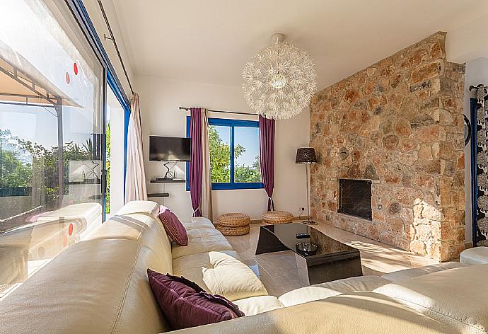 Open-plan living room with dining area, kitchen, terrace access, WiFi Internet, TV, and DVD player . - Villa Charoula Tessera . (Fotogalerie) }}