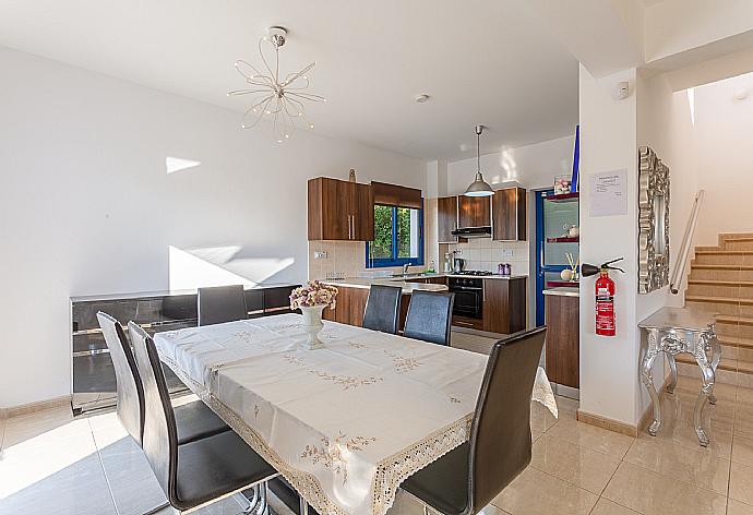 Dining area and kitchen . - Villa Charoula Tessera . (Galería de imágenes) }}