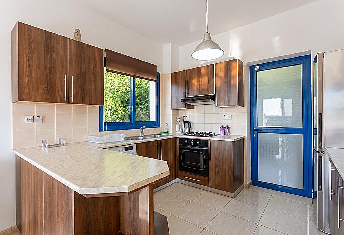 Equipped kitchen . - Villa Charoula Tessera . (Fotogalerie) }}