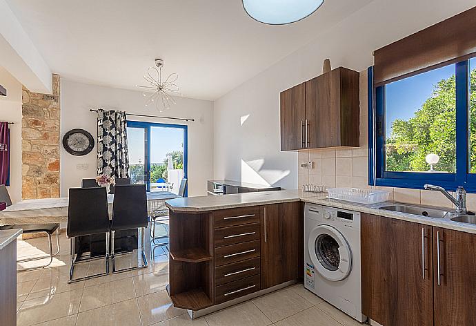 Equipped kitchen . - Villa Charoula Tessera . (Fotogalerie) }}