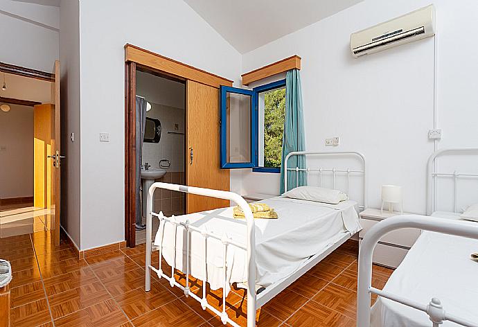 Twin bedroom with A/C and en suite bathroom . - Villa Charoula Tessera . (Fotogalerie) }}