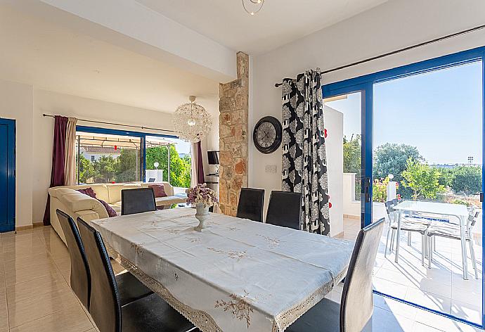 Open-plan living room with dining area, kitchen, terrace access, WiFi Internet, TV, and DVD player . - Villa Charoula Tessera . (Galleria fotografica) }}