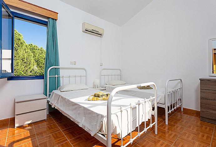 Twin bedroom with A/C and en suite bathroom . - Villa Charoula Tessera . (Галерея фотографий) }}