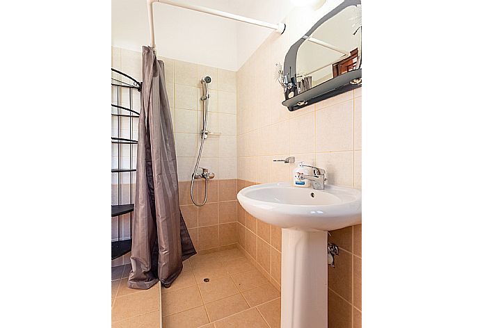 En suite bathroom with shower . - Villa Charoula Tessera . (Galleria fotografica) }}