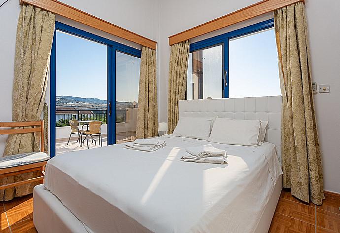 Double bedroom with A/C, en suite bathroom, and balcony access . - Villa Charoula Tessera . (Galerie de photos) }}