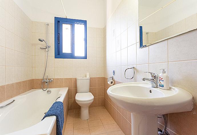 En suite bathroom with bath and overhead shower . - Villa Charoula Tessera . (Fotogalerie) }}