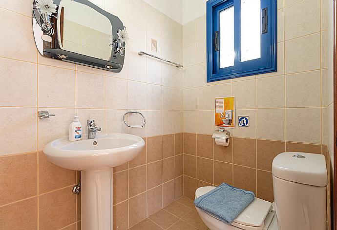 En suite bathroom with shower . - Villa Charoula Tessera . (Galleria fotografica) }}