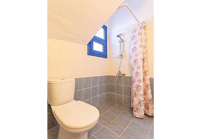 Family bathroom with overhead shower . - Villa Charoula Tessera . (Galerie de photos) }}