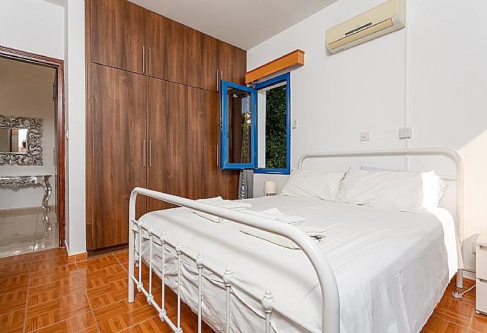 Double bedroom with A/C . - Villa Charoula Tessera . (Galleria fotografica) }}