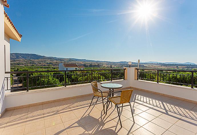 Upper terrace area . - Villa Charoula Tessera . (Fotogalerie) }}