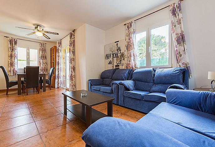 Living room with WiFi Internet, Satellite TV, DVD player, dining area, and pool access . - Villa La Luna . (Fotogalerie) }}