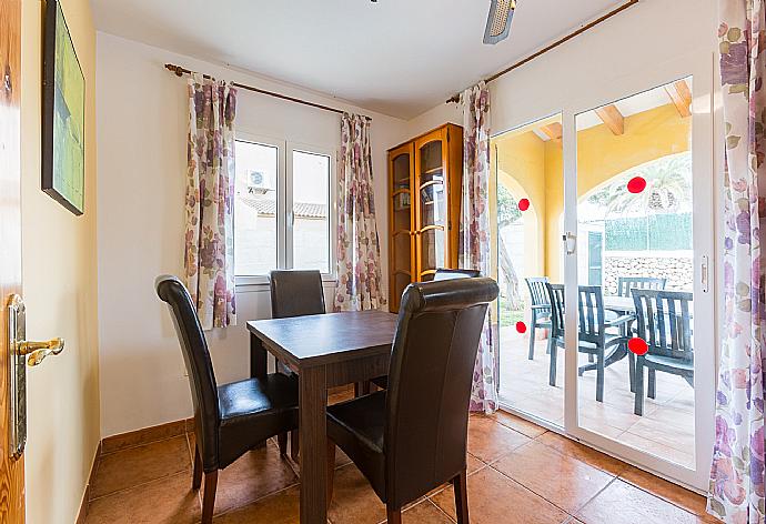 Living room with WiFi Internet, Satellite TV, DVD player, dining area, and pool access . - Villa La Luna . (Fotogalerie) }}