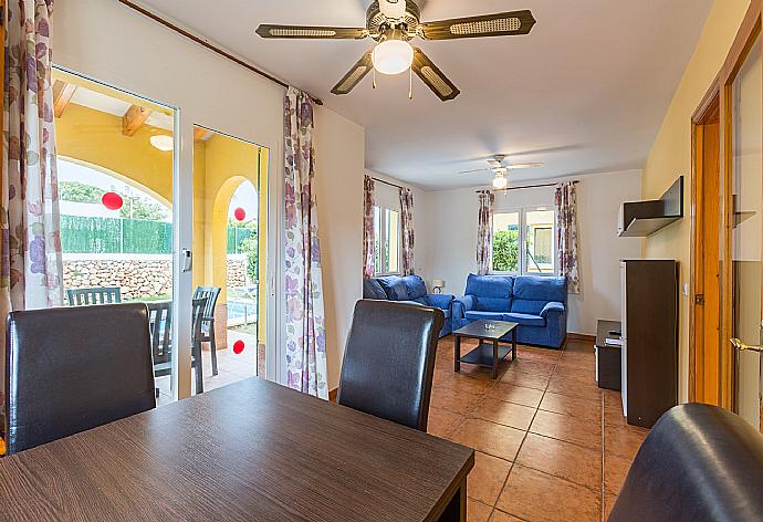 Living room with WiFi Internet, Satellite TV, DVD player, dining area, and pool access . - Villa La Luna . (Fotogalerie) }}