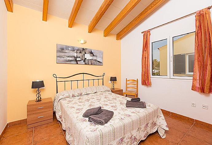 Double bedroom with A/C . - Villa La Luna . (Photo Gallery) }}