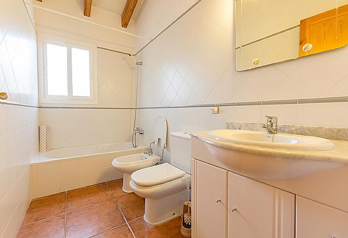 Bathroom with bath and shower . - Villa La Luna . (Fotogalerie) }}