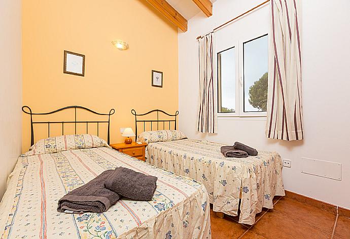 Twin bedroom with A/C . - Villa La Luna . (Galerie de photos) }}