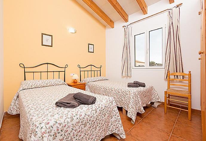 Twin bedroom with A/C . - Villa La Luna . (Galleria fotografica) }}