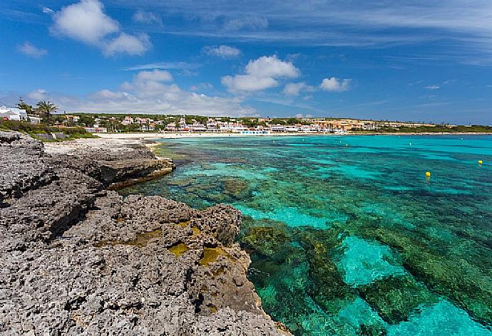 Punta Prima - a short drive from Villa Es Llaut . - Villa La Luna . (Fotogalerie) }}