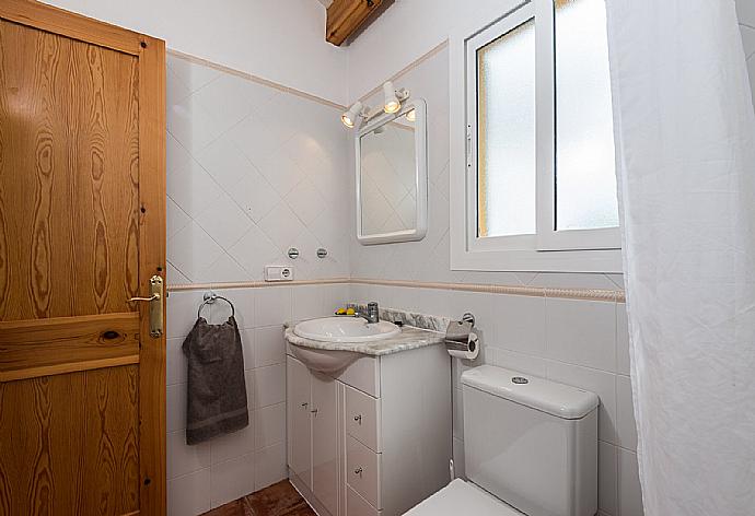 Family bathroom with bath and shower. W/C. . - Villa Tranquila . (Galerie de photos) }}