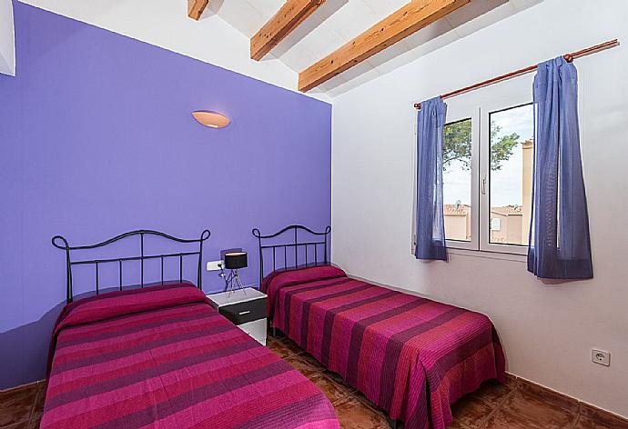 Twin bedroom with A/C . - Villa Tranquila . (Fotogalerie) }}