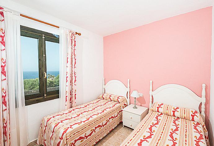 Twin bedroom with A/C . - Villa Es Llaut . (Fotogalerie) }}