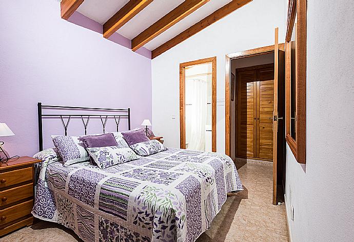Double bedroom with A/C . - Villa Es Llaut . (Fotogalerie) }}