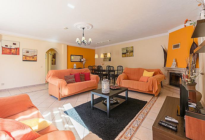 Open-plan living room with sofas, WiFi , DVD player, dining area, ornamental fire place and pool terrace access . - Casa da Encosta . (Галерея фотографий) }}