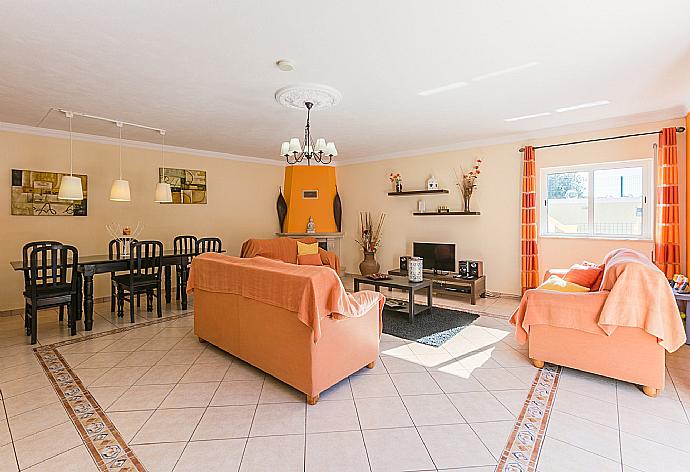 Open-plan living room with sofas, WiFi , DVD player, dining area, ornamental fire place and pool terrace access . - Casa da Encosta . (Galería de imágenes) }}