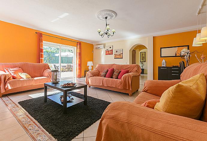 Open-plan living room with sofas, WiFi , DVD player, dining area, ornamental fire place and pool terrace access . - Casa da Encosta . (Galería de imágenes) }}