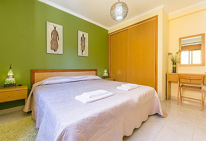 Double bedroom with A/C  . - Casa da Encosta . (Photo Gallery) }}