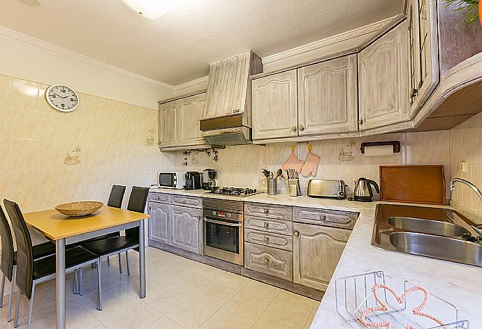 Equipped kitchen and open plan dining area . - Casa da Encosta . (Галерея фотографий) }}