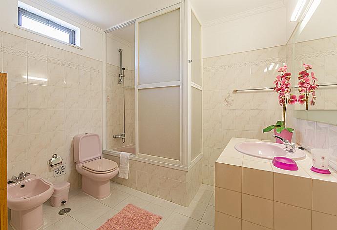 Family bathroom with shower. W/C. . - Casa da Encosta . (Galleria fotografica) }}