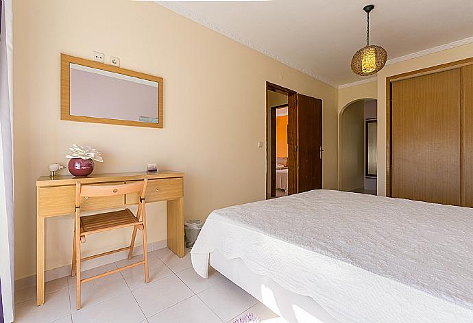 Double bedroom with A/C and balcony access . - Casa da Encosta . (Galería de imágenes) }}