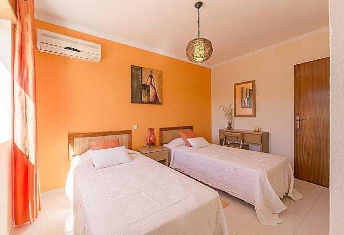 Single bedroom with A/C . - Casa da Encosta . (Photo Gallery) }}