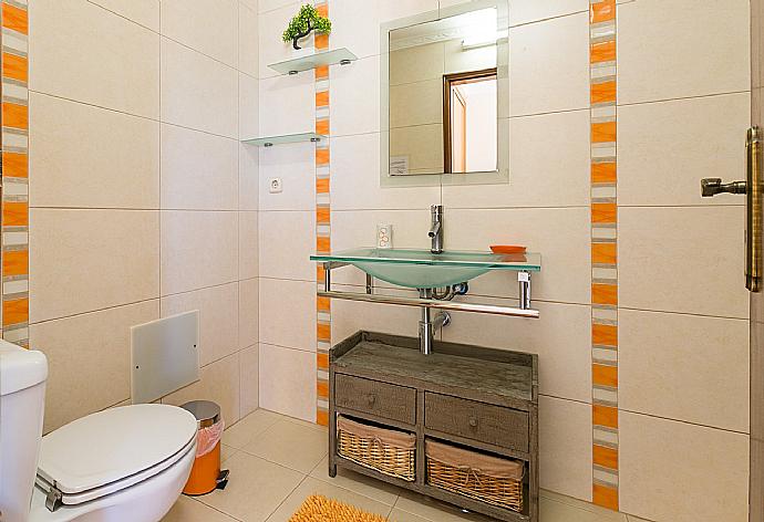 Family bathroom with shower. W/C. . - Casa da Encosta . (Галерея фотографий) }}
