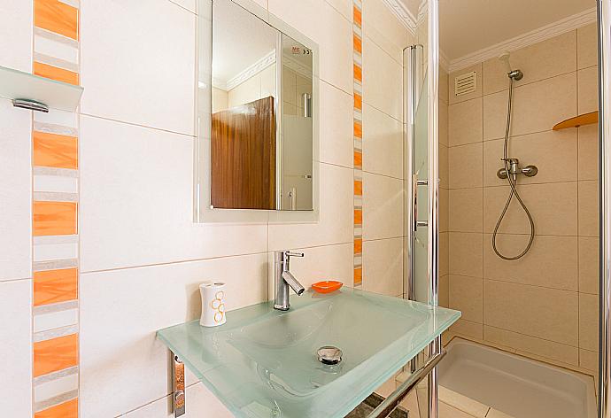 Family bathroom with shower. W/C. . - Casa da Encosta . (Photo Gallery) }}