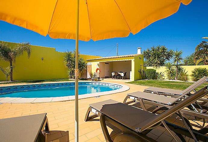 Private pool, terrace, and garden . - Casa Amendoeira . (Galería de imágenes) }}
