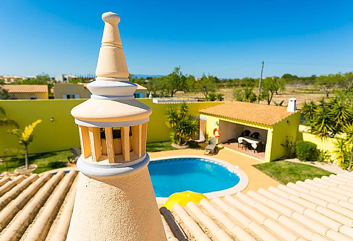View of the pool  . - Casa Amendoeira . (Fotogalerie) }}