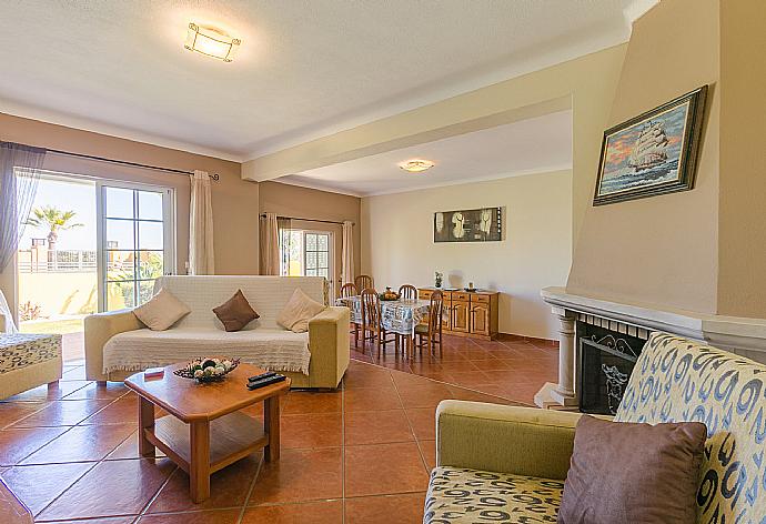 Living room with sofas, dining area, ornamental fireplace, WiFi internet, satellite TV, and DVD player . - Casa Amendoeira . (Fotogalerie) }}