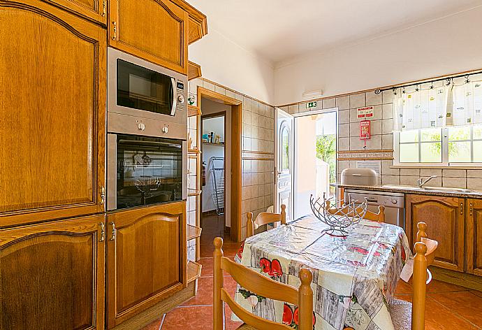 Equipped kitchen with dining table  . - Casa Amendoeira . (Fotogalerie) }}