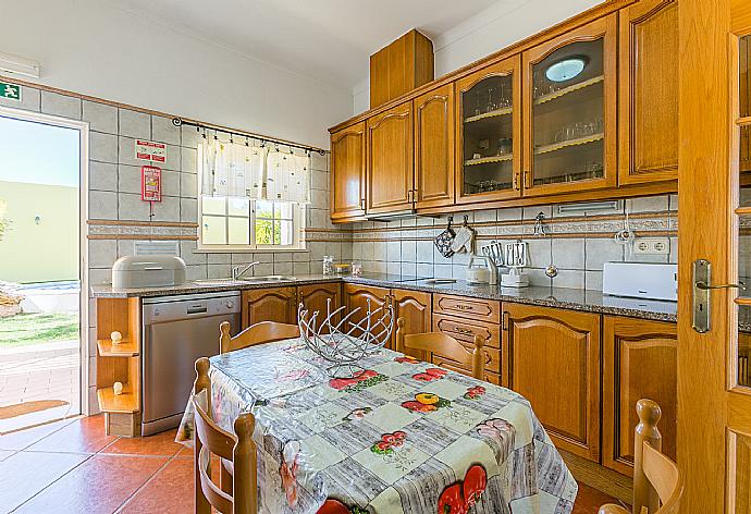 Equipped kitchen with dining table  . - Casa Amendoeira . (Fotogalerie) }}