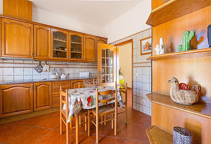 Equipped kitchen with dining table  . - Casa Amendoeira . (Photo Gallery) }}