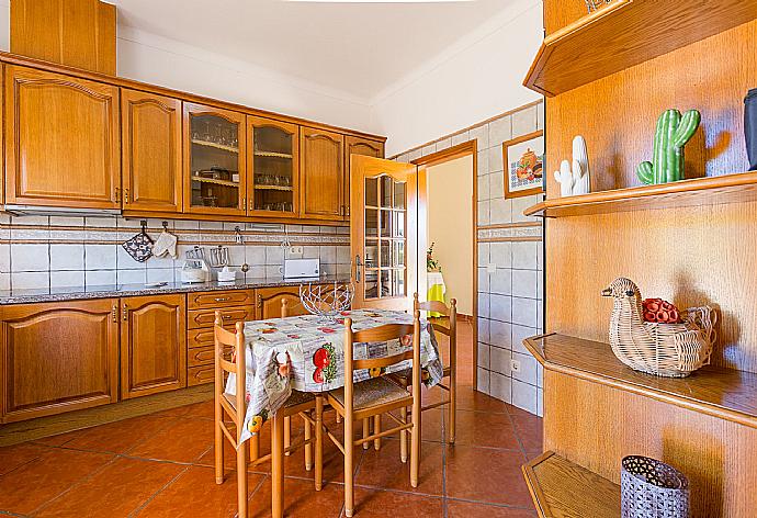 Equipped kitchen with dining table  . - Villa Amendoeira . (Photo Gallery) }}