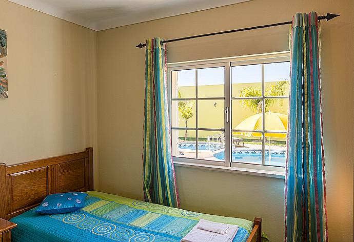 Twin bedroom  . - Villa Amendoeira . (Photo Gallery) }}