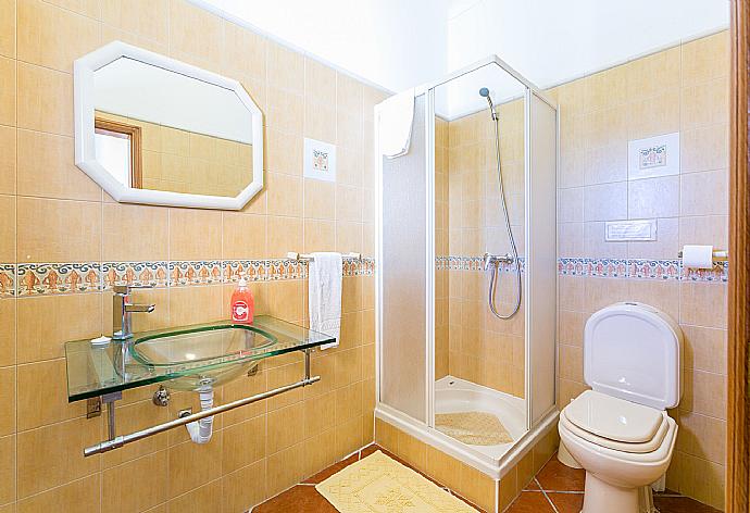 Bathroom with shower . - Casa Amendoeira . (Photo Gallery) }}