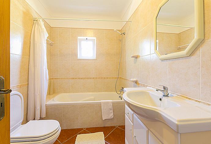 Bathroom with bathtub . - Villa Amendoeira . (Photo Gallery) }}