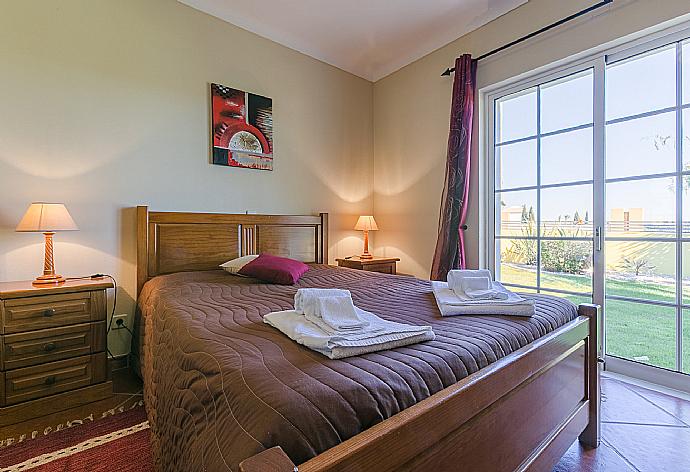 Double bedroom with en-suite bathroom  . - Casa Amendoeira . (Photo Gallery) }}