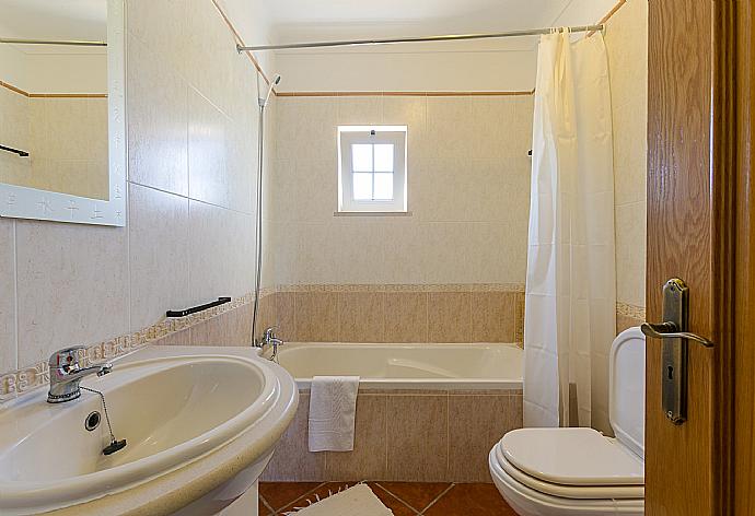 Bathroom with bath and shower . - Casa Amendoeira . (Fotogalerie) }}