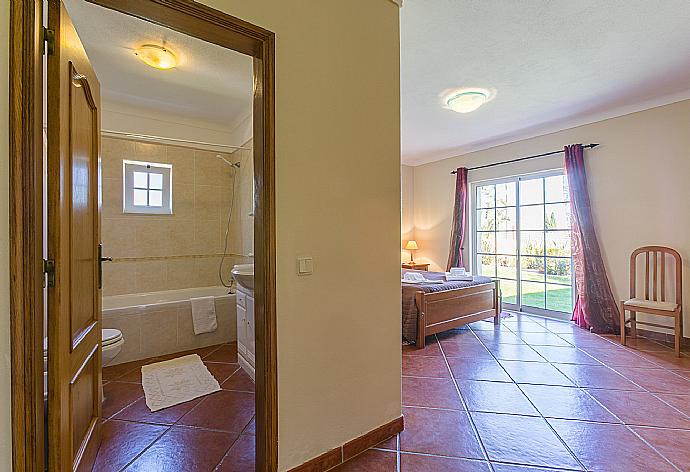 Double bedroom with en-suite bathroom  . - Casa Amendoeira . (Galleria fotografica) }}